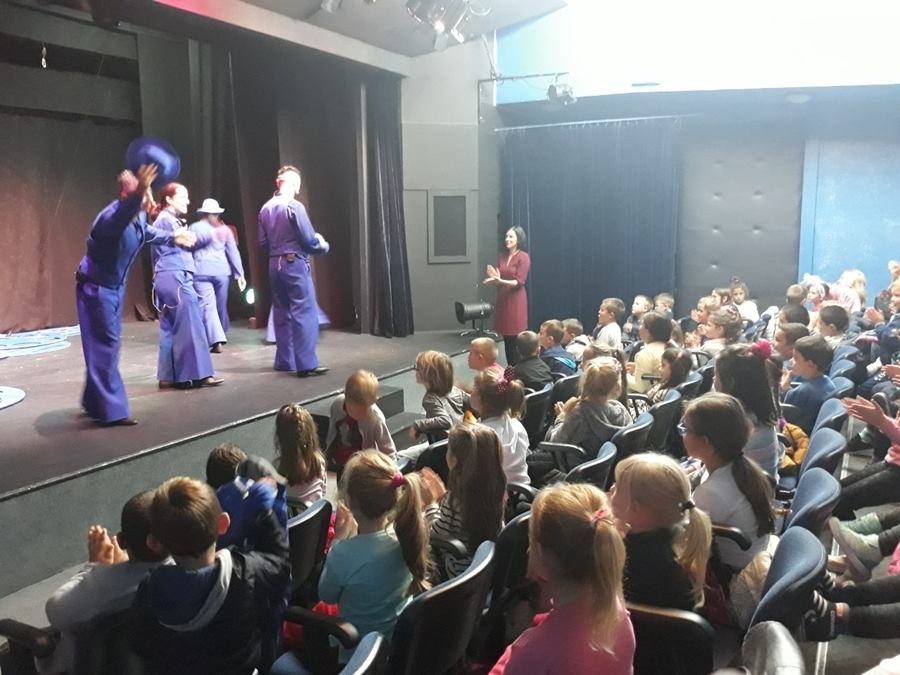U Pozorištu mladih držana radionica sa decom nakon izvedbe predstave PUK ( u potrazi za čarobnim biserom)